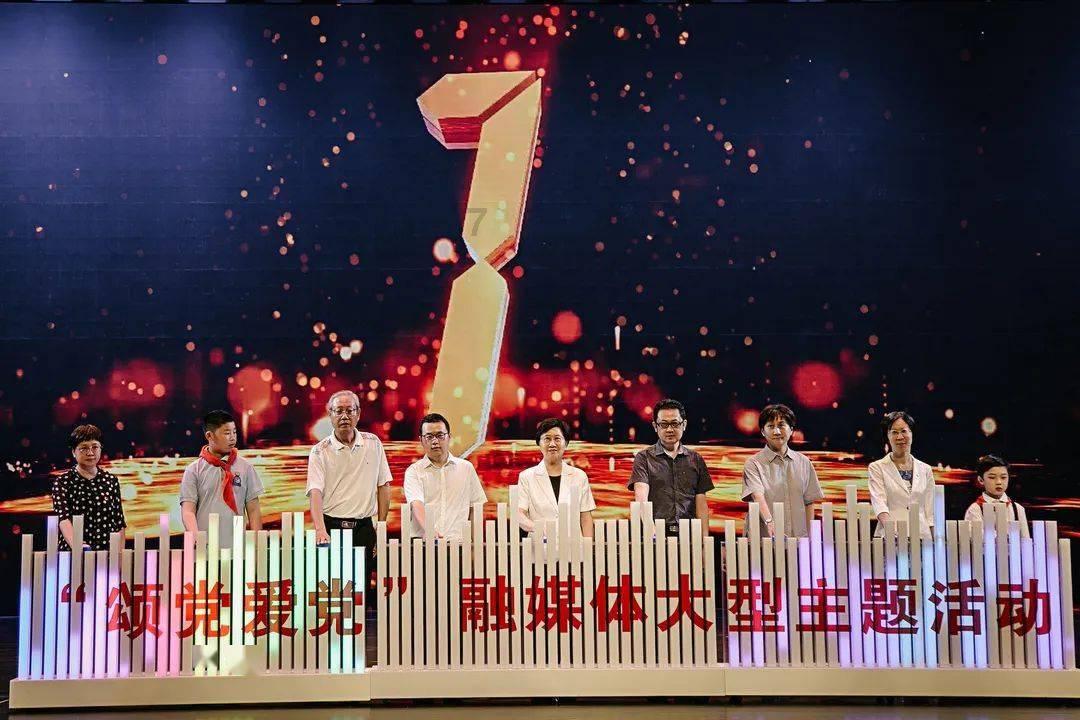 男子聊天界面投屏广场成社死现场，你是否遇到过社死的情况？你会怎么做？